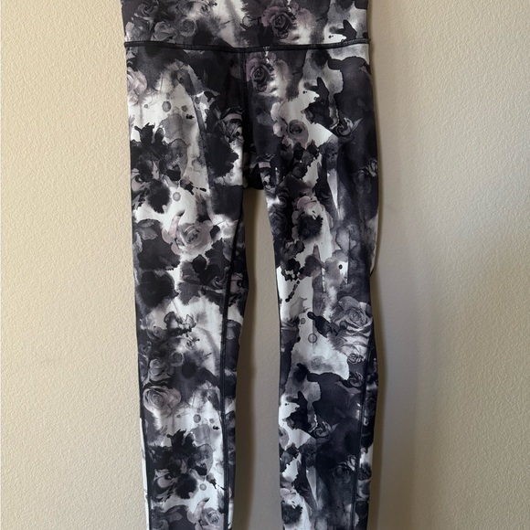 Lululemon High Times Black and White Rose Pattern Open Stitch Detailing Size 4 - Picture 1 of 8